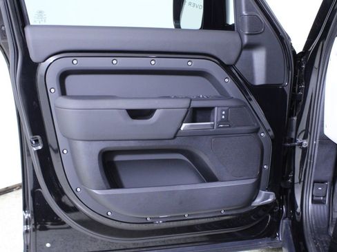 Used 2025 Land Rover Defender 110 S image 18