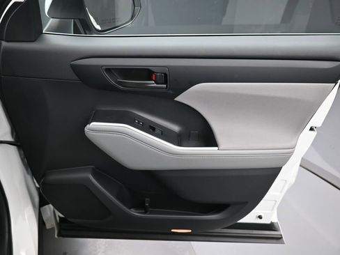Used 2023 Toyota Highlander L FWD image 34