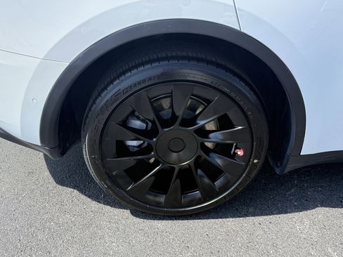 Used 2022 Tesla Model Y Long Range AWD/4WD image 32