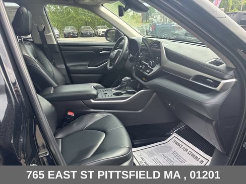 Used 2025 Toyota Highlander XLE AWD/4WD image 24