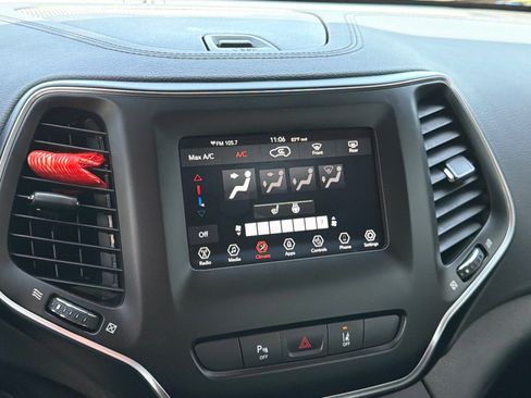 Used 2021 Jeep Cherokee Latitude Plus FWD image 29