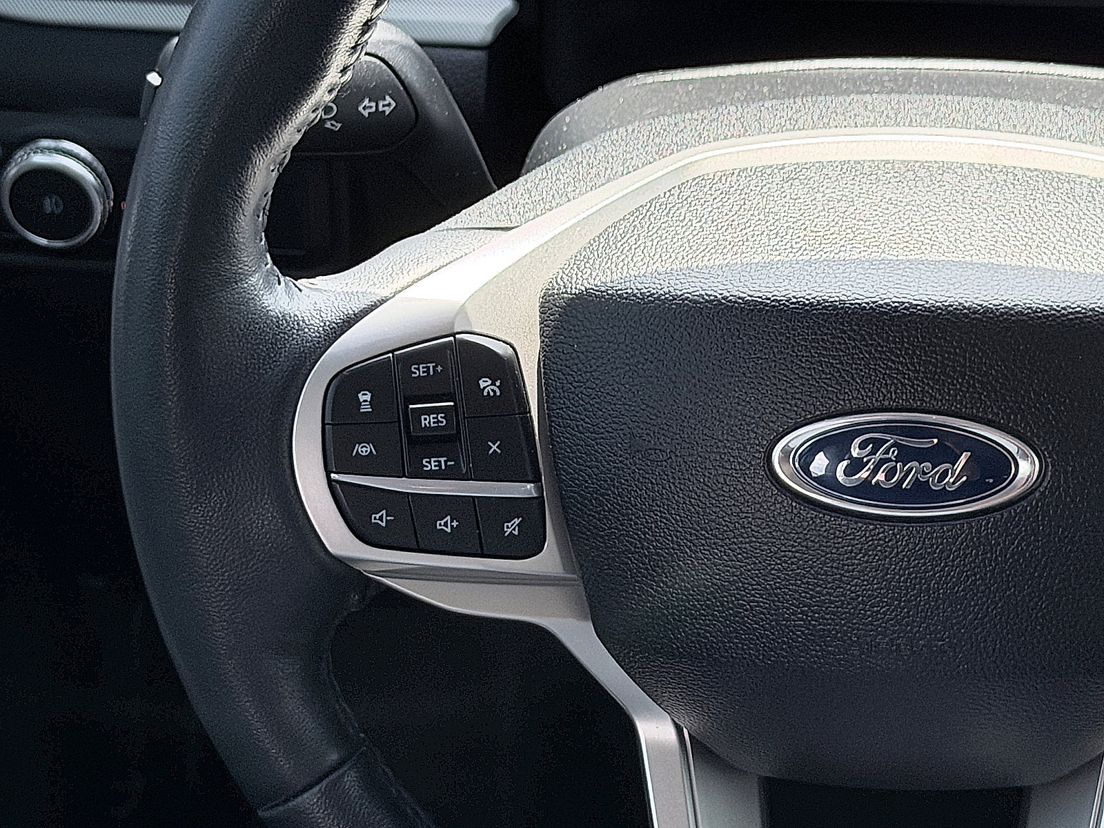 Used 2022 Ford Explorer XLT w/ Equipment Group 202A AWD/4WD image 27