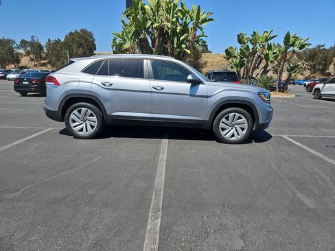 Used 2023 Volkswagen Atlas Cross Sport SE w/ Panoramic Sunroof Package FWD image 4