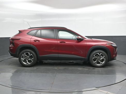 Used 2025 Chevrolet Trax LT FWD image 3