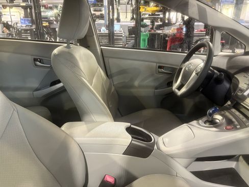 Used 2013 Toyota Prius Two image 9