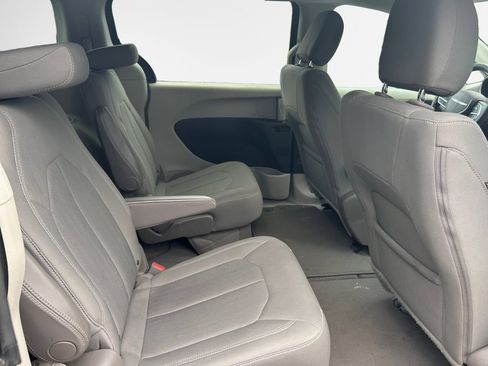 Certified 2017 Chrysler Pacifica Touring FWD image 29