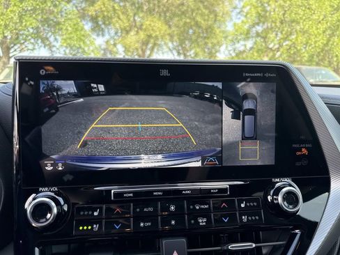 Used 2022 Toyota Highlander Platinum FWD image 25