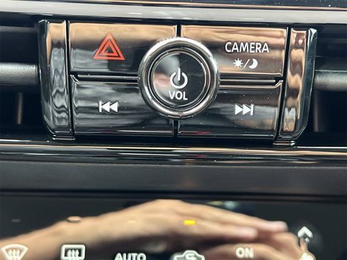 New 2025 Nissan Kicks SR image 6