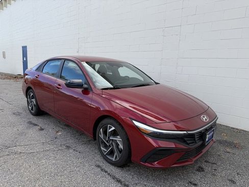 Certified 2025 Hyundai Elantra Sport image 4