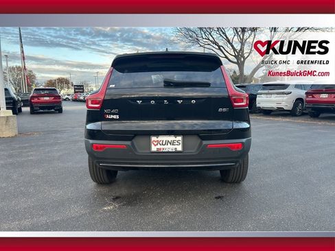 Used 2024 Volvo XC40 B5 Core image 10