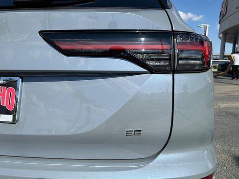 New 2025 Mitsubishi Outlander SE image 11