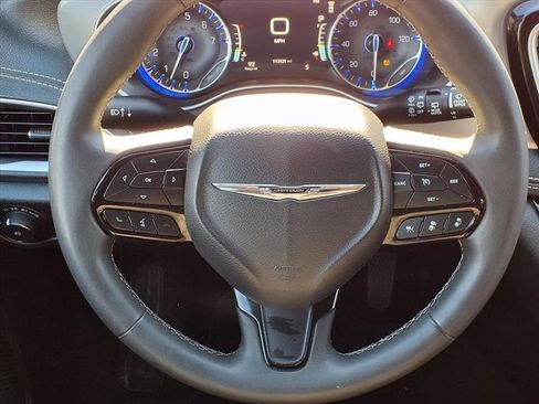 Used 2023 Chrysler Pacifica Touring image 9