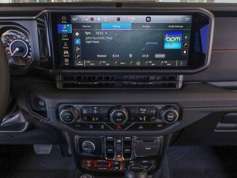 Used 2024 Jeep Gladiator Rubicon w/ Convenience Group image 15