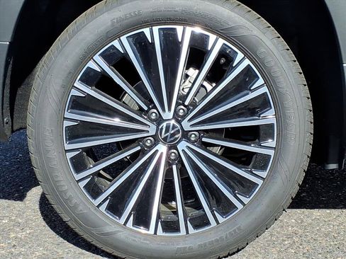 New 2026 Volkswagen Taos SE image 9