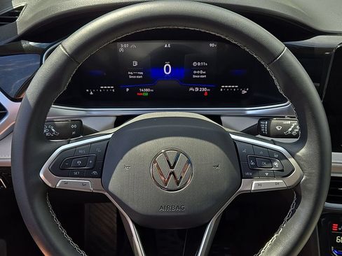 Certified 2025 Volkswagen Taos SE w/ Panoramic Sunroof Package AWD/4WD image 19