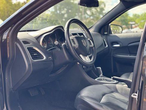 Used 2011 Dodge Avenger Lux FWD image 17
