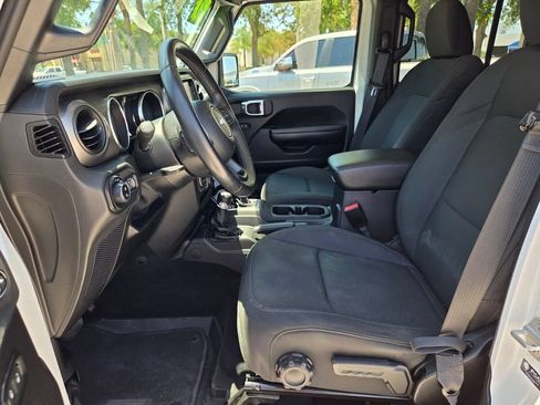 Used 2021 Jeep Gladiator Overland AWD/4WD image 15