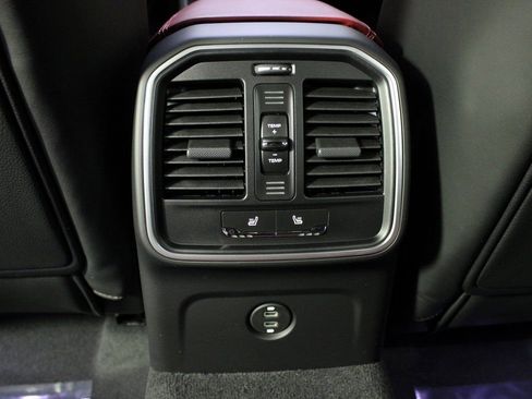 Certified 2026 Porsche Macan AWD/4WD image 36