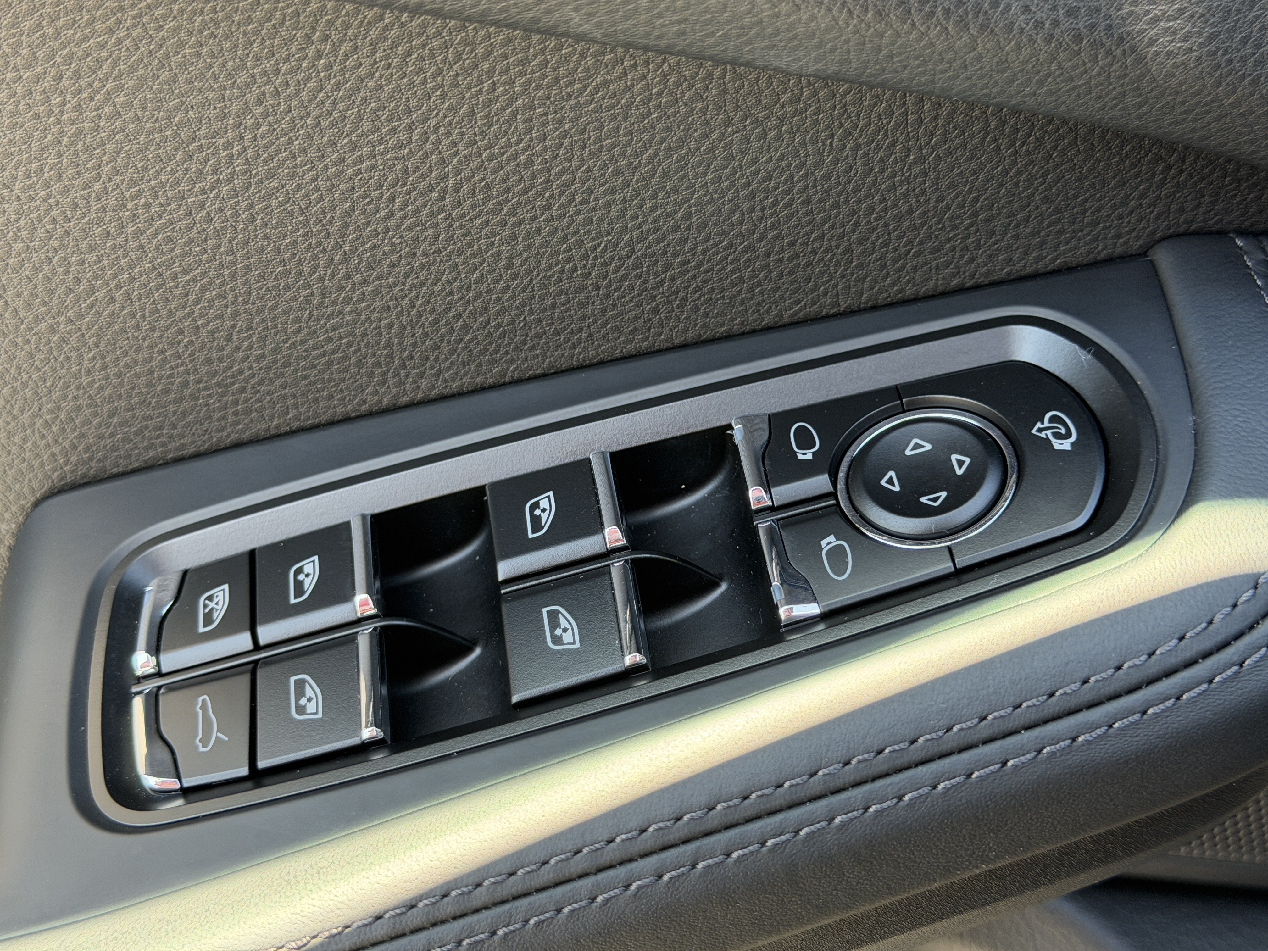 Certified 2026 Porsche Macan AWD/4WD image 21