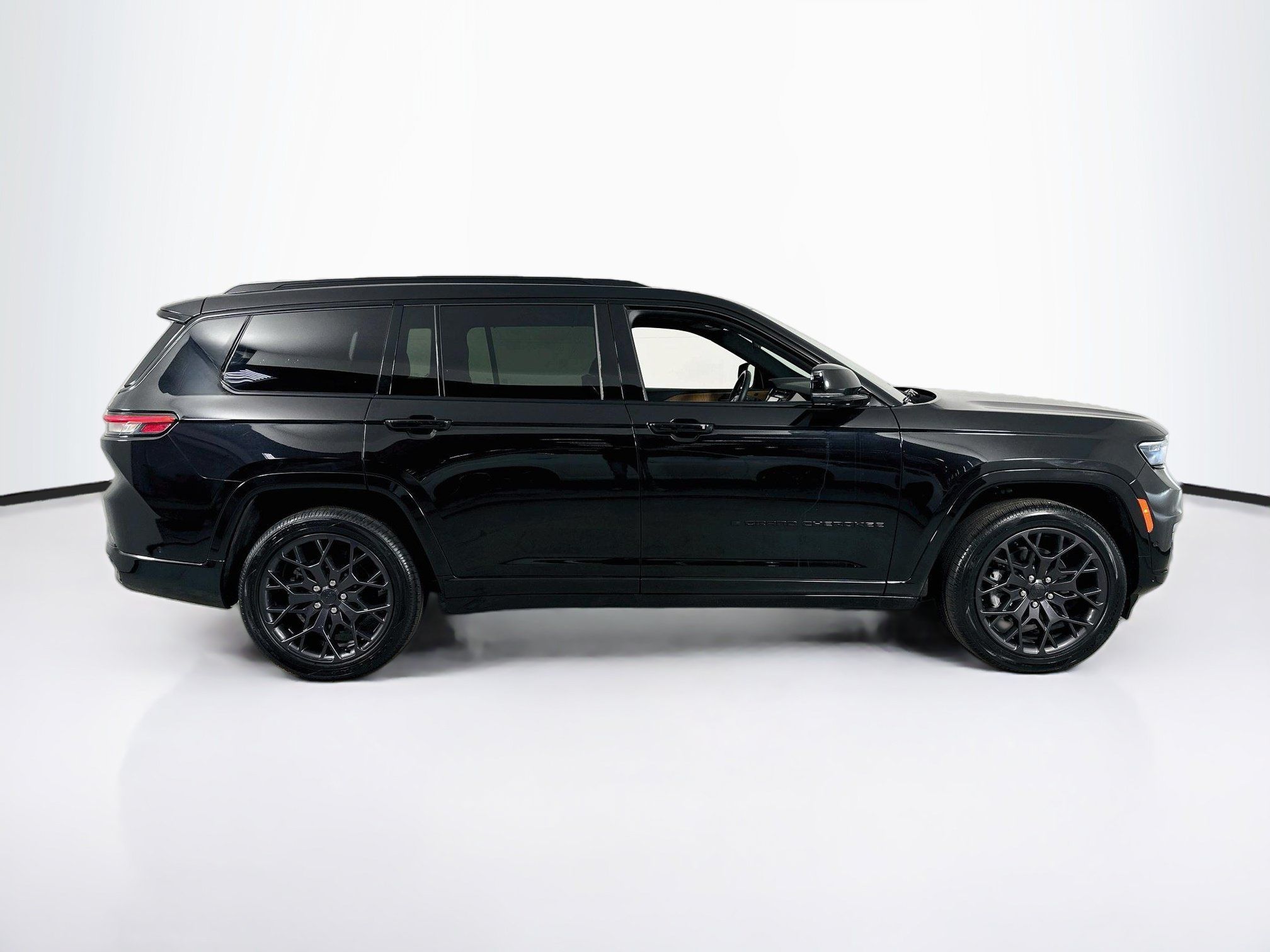 Used 2023 Jeep Grand Cherokee L Summit AWD/4WD image 4