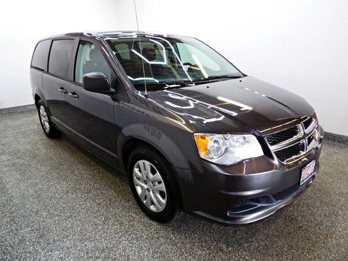 Used 2018 Dodge Grand Caravan SE w/ UConnect Hands-Free Group FWD image 3