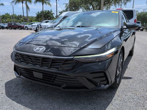 Used 2024 Hyundai Elantra SEL w/ Convenience Package FWD image 9