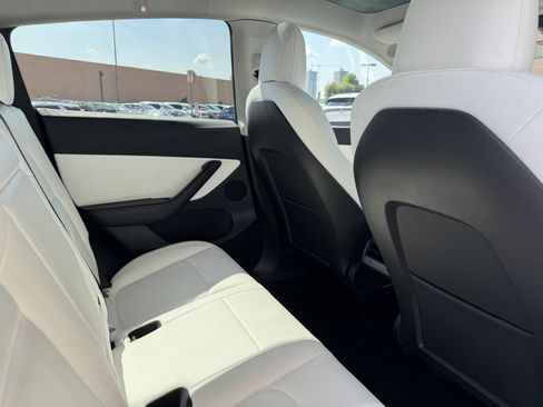 Used 2022 Tesla Model Y Long Range image 36