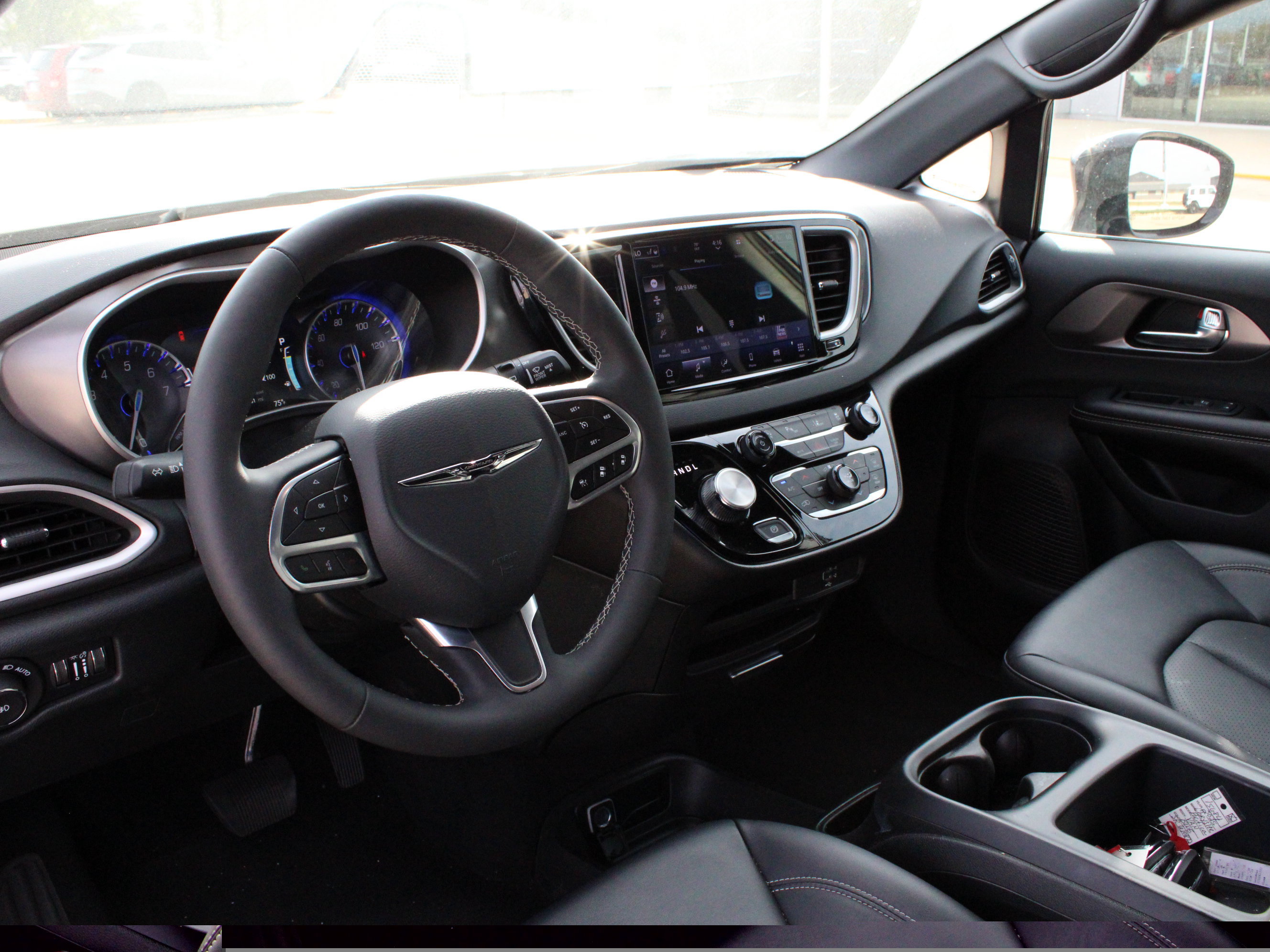 Used 2026 Chrysler Pacifica Select FWD image 8