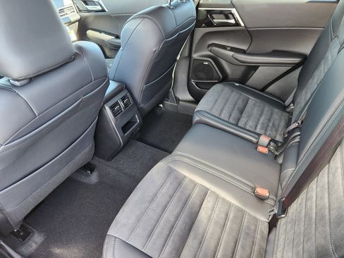 New 2025 Mitsubishi Outlander SE image 9