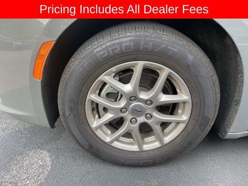 Used 2025 Chrysler Pacifica Select FWD image 2