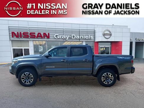 Used 2021 Toyota Tacoma TRD Sport w/ Technology Package AWD/4WD image 4
