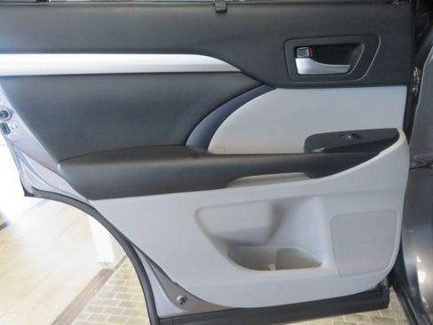 Used 2016 Toyota Highlander XLE FWD image 17