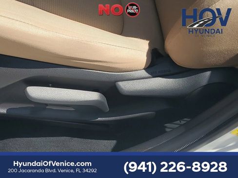 Used 2020 Toyota RAV4 LE AWD/4WD image 21