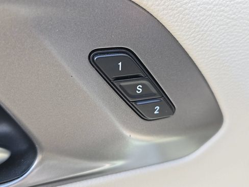 Used 2023 Chrysler Pacifica Touring-L FWD image 9