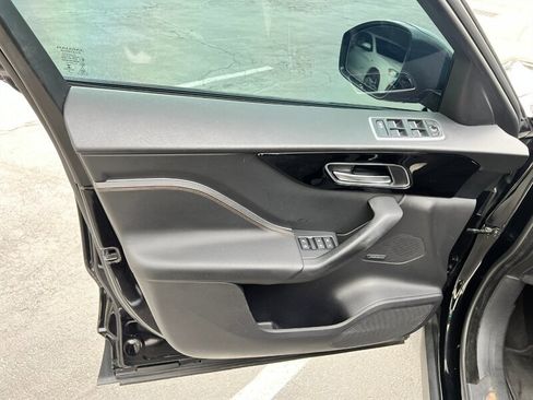 Used 2017 Jaguar F-PACE Prestige image 19