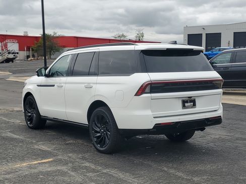 New 2026 Lincoln Navigator Reserve w/ Jet Appearance Package AWD/4WD image 3