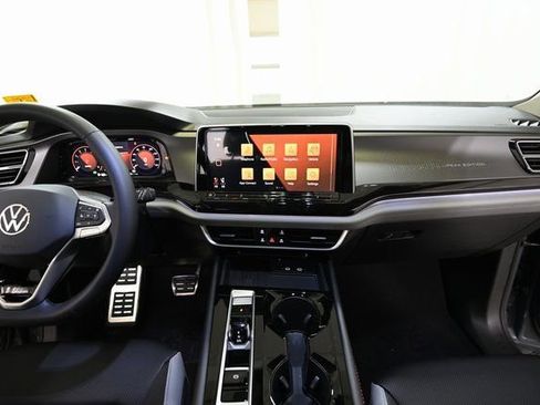 New 2026 Volkswagen Atlas Peak Edition image 2