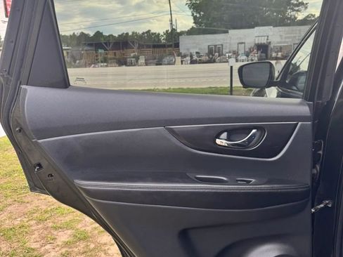 Used 2018 Nissan Rogue SV w/ Premium Package FWD image 13