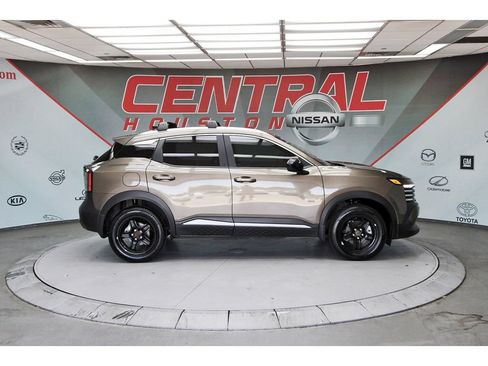 Certified 2026 Nissan Kicks SV w/ SV Premium Package FWD image 5