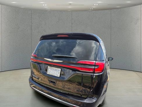 Used 2024 Chrysler Pacifica Touring-L FWD image 5