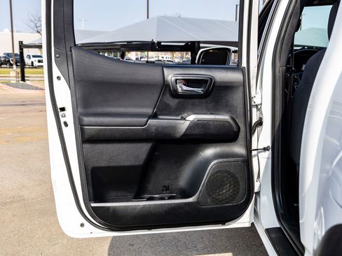 Used 2018 Toyota Tacoma TRD Off-Road w/ Technology Package image 36