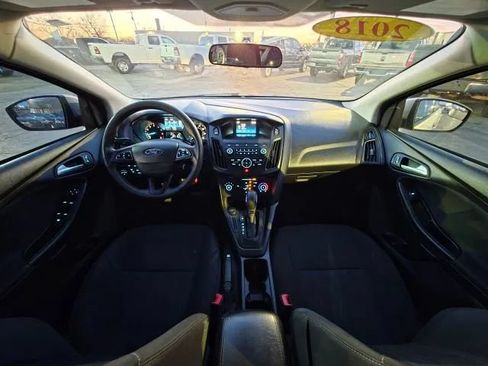 Used 2018 Ford Focus SE FWD image 2
