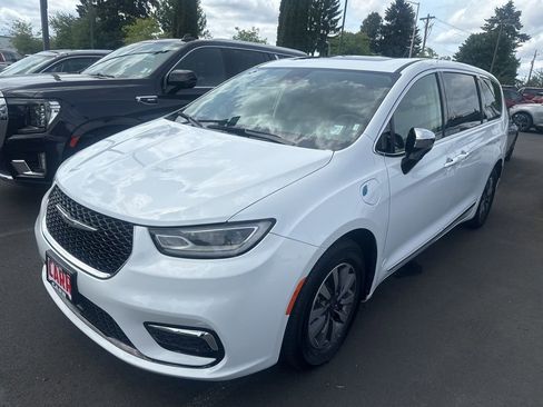 Used 2023 Chrysler Pacifica Limited FWD image 5