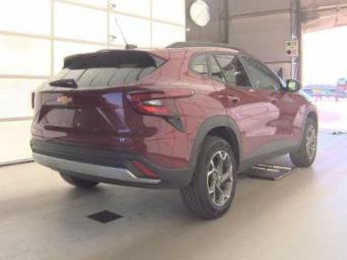Used 2025 Chevrolet Trax LT w/ LT Convenience Package image 4