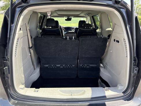 Used 2022 Chrysler Pacifica Limited FWD image 35