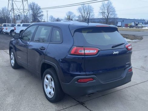 Used 2016 Jeep Cherokee Sport image 3