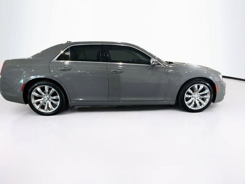 Used 2019 Chrysler 300 Touring w/ Chrome Appearance Package RWD image 6