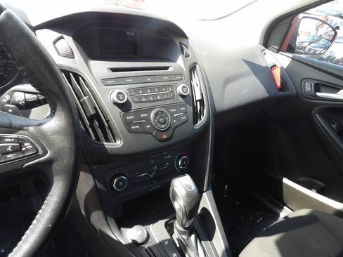 Used 2016 Ford Focus SE w/ SE Sport Package FWD image 7