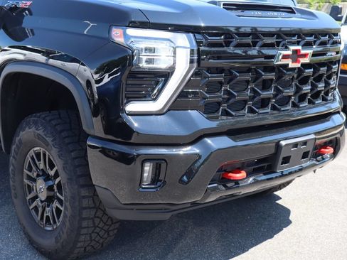 Used 2024 Chevrolet Silverado 2500 ZR2 w/ Technology Package AWD/4WD image 3