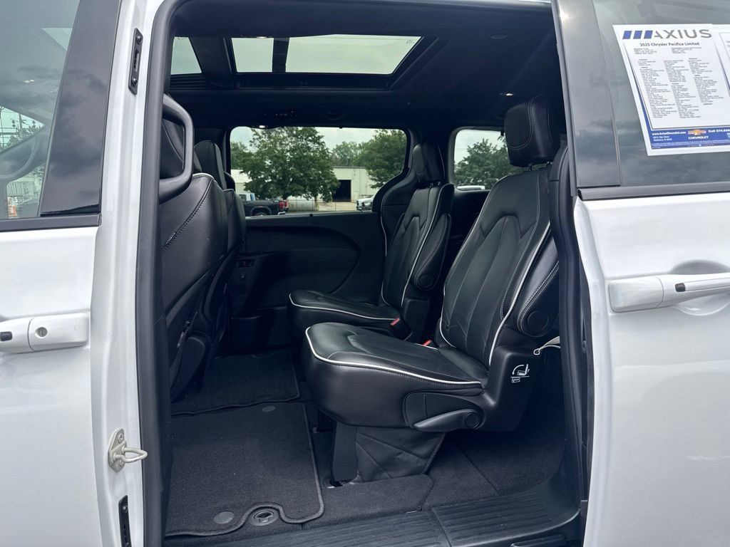 Used 2025 Chrysler Pacifica Limited FWD image 15